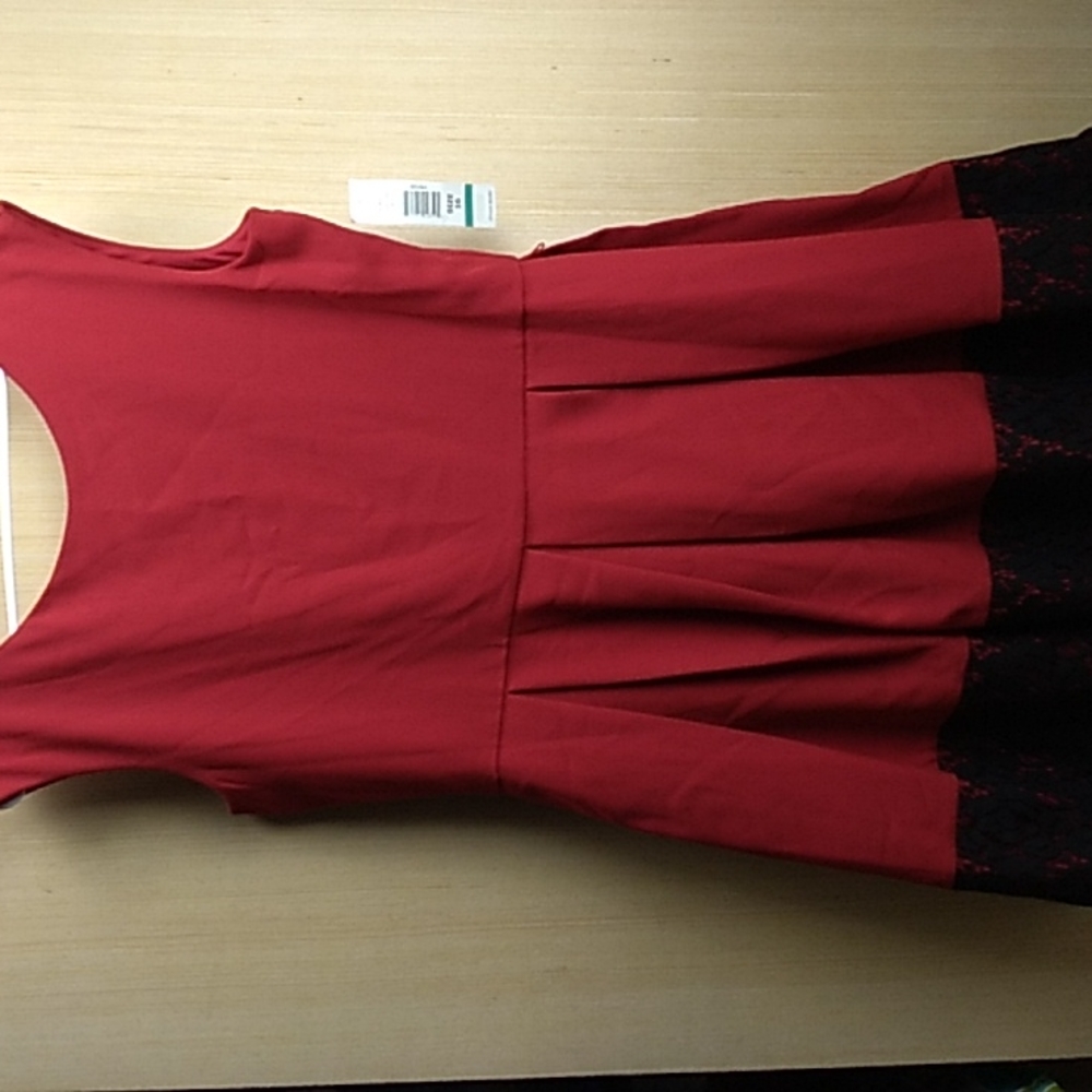 Tiana B Women's zip back dress Red w Black Lace in size 16. Gorgeous & stylish